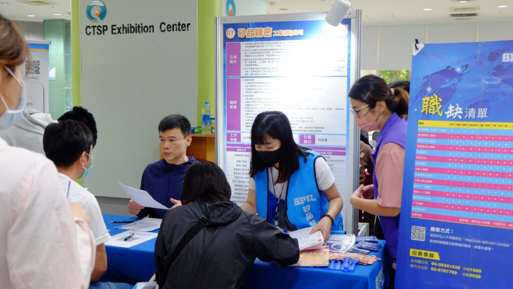 畢業即補助！新鮮人參加就業計畫最高領4.5萬　台中徵才博覽會吸800人搶職缺