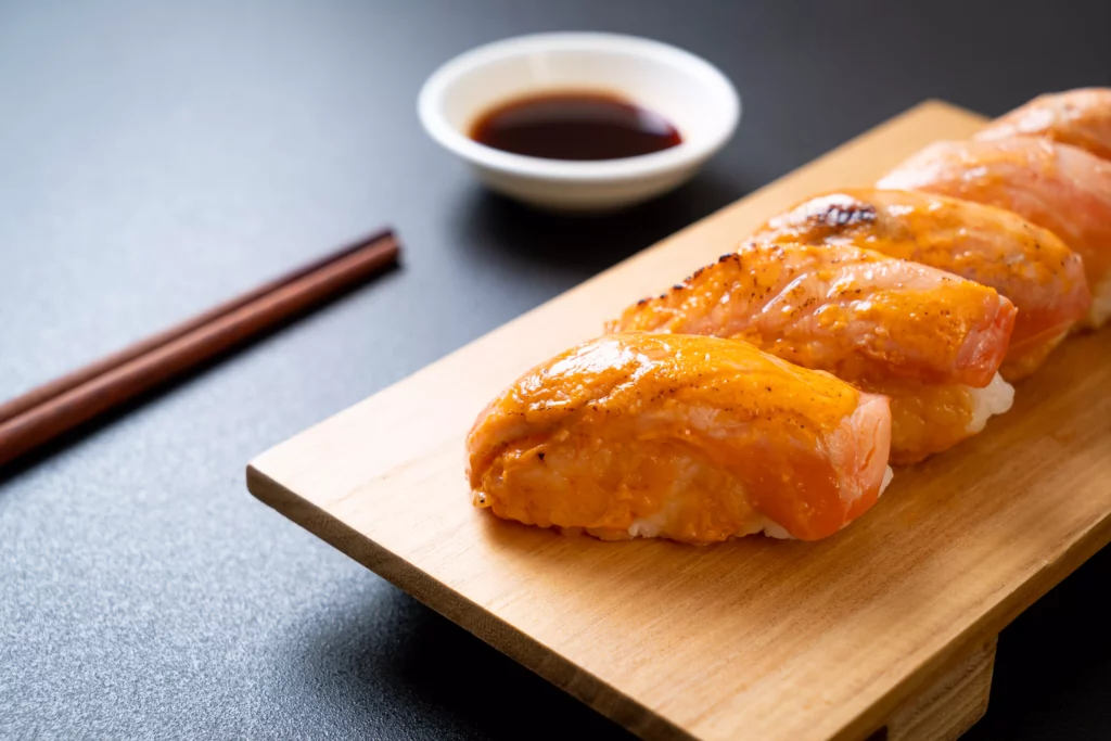 外帶壽司驚見活蛆爬行　店家發聲明致歉並強調將強化食品安全