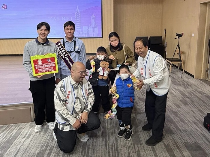 周大觀基金會9日上午在上海市兒童醫院舉辦「我還有一隻腳.送愛兩岸四地—周大觀跨海力挺兩岸癌童圓夢活出希望」公益活動,頒發助學金給9名大陸抗癌兒童。圖/周大觀文教基金會提供
