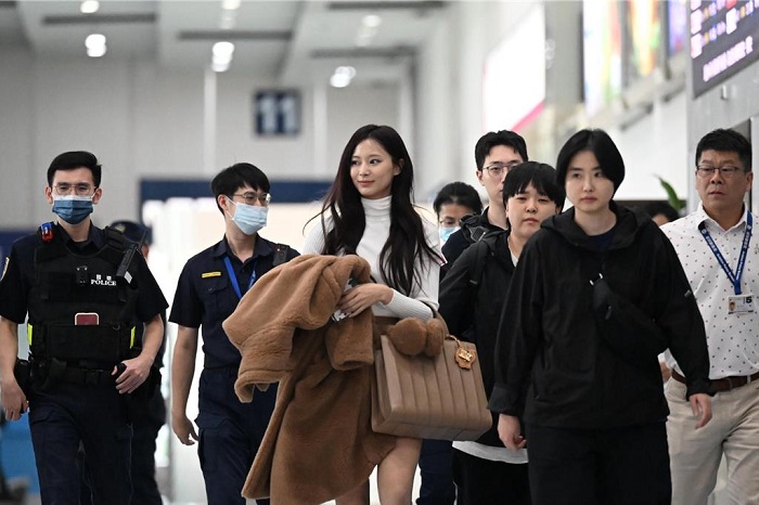 TWICE成員首度合體來台開唱，21日下午抵達高雄小港機場。（圖/中時新聞網臉書）