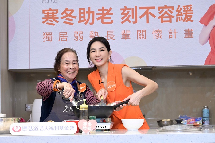 ELLA陳嘉樺化身一日廚孫小幫手,與瓊姿阿嬤說說笑笑,共同完成年菜。(弘道老人福利基金會提供)