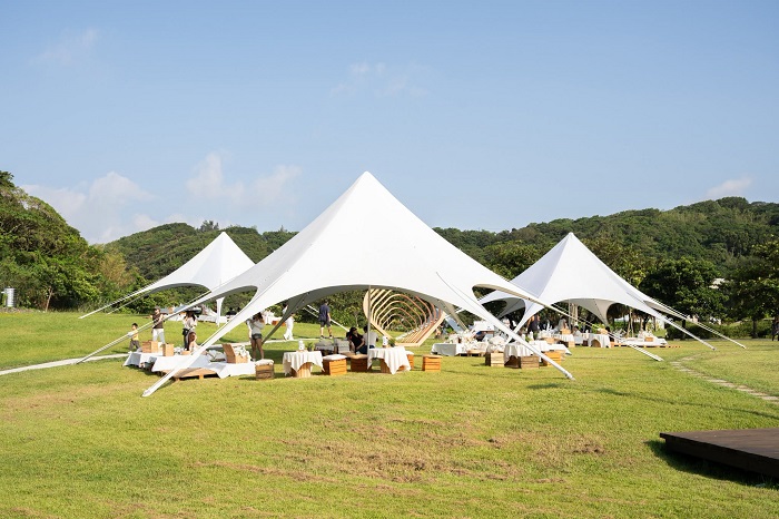 「白潮野餐」直接把海邊變成大型白色系生活場景。(圖/北觀處)