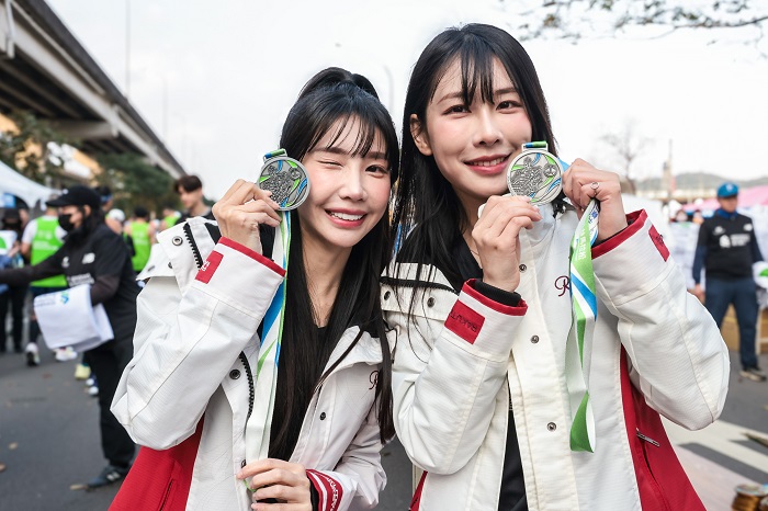人氣啦啦隊「樂天女孩」於渣打臺北公益馬拉松賽後嘉年華以活力應援為跑者注入滿滿能量,成為賽事現場最吸睛的亮點之一。(圖/渣打臺北公益馬拉松提供)
