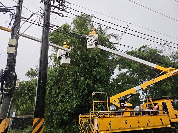 颱風襲臺，造成全國曾停電超過34萬戶，圖為宜蘭區處同仁正投入進行搶修復電。（台電公司提供）