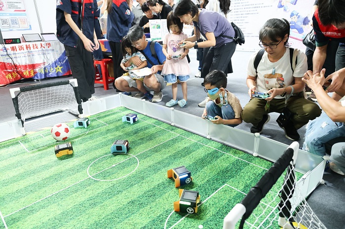 現場舉辦「115年新竹縣教育科技盃無人機足球賽」，參賽者透過無人機操控、團隊合作及競賽策略展開對決。（新竹縣政府提供）