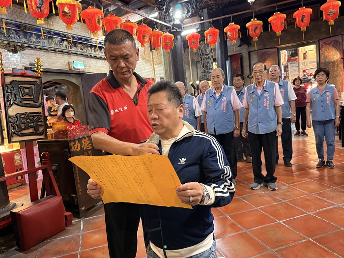 導演王重正在嘉義城隍廟放映前頌讀疏文，祈請神明庇佑這部作品能提醒大家保有一顆清淨初心、莫忘生而為人的純粹良善。（圖：壹捌玖伍電影有限公司）